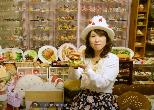 Японка Акико Абата коллекционирует пластиковую еду и блюда, которые очень популярны в ее стране