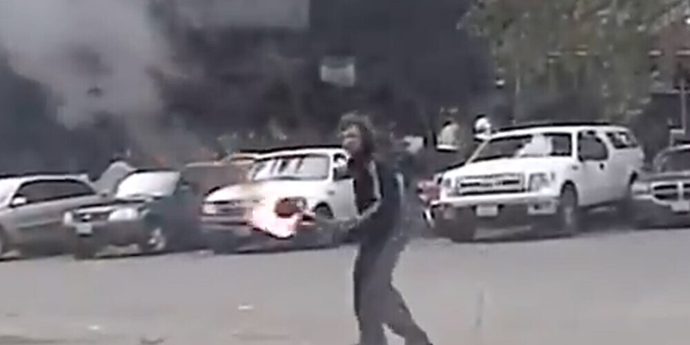 VIDEO: ASV neadekvāts vīrietis ar lāpu mēģina aizdedzināt dienesta auto ar diviem policistiem