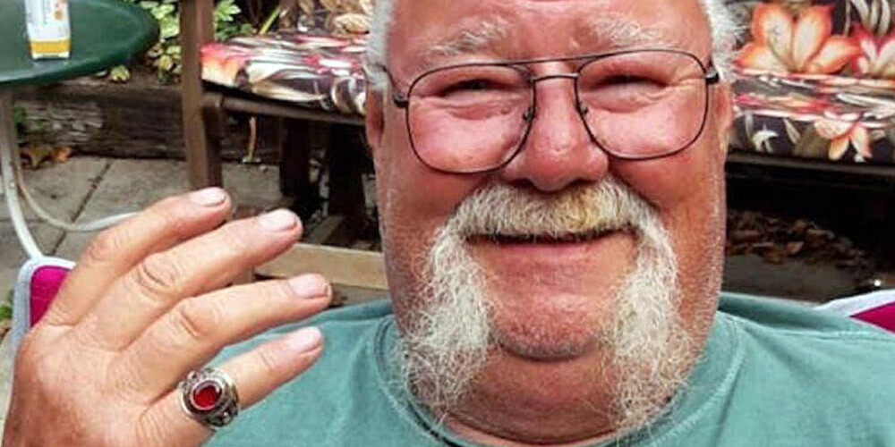 Vīrietis pēc 53 gadiem brīnumaini atrod izlaiduma vakarā pazaudētu gredzenu