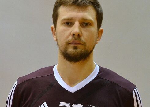 Turcijā spēlējošais Latvijas izlases handbolists Tuminskis nopietni savainojis celi