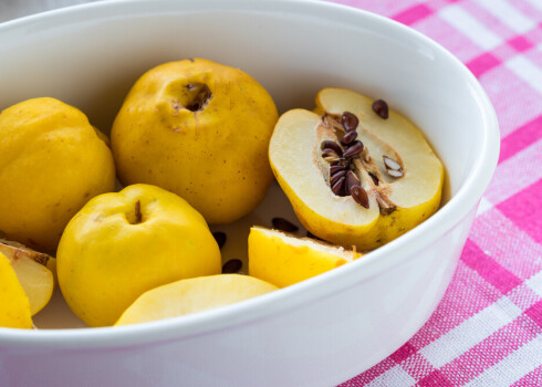 Saulē un siltumā nobriedušas cidonijas ir uzkrājušas sevī arī gana daudz konservantu, lai, šķēlītēs sagrieztas un ar cukuru pārbērtas, varētu ledusskapī labi uzglabāties pat pusgadu.