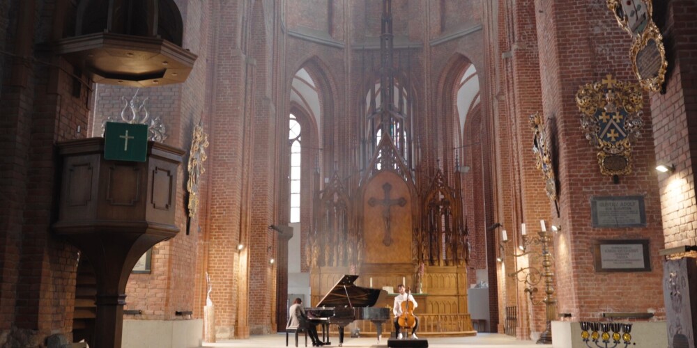 Латвийский виолончелист снял клип в церкви Св. Петра