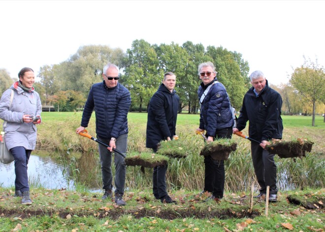 FOTO: Uzvaras parkā iesēts pirmais kvadrātmetrs urbānās pļavas