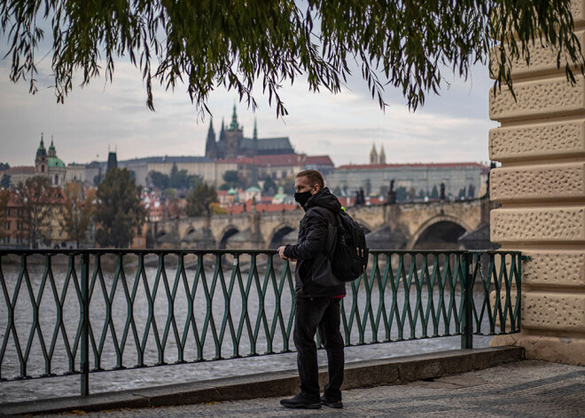 Čehijā izsludināta daļēja karantīna, un palīgā ieradīsies 28 amerikāņu ārsti