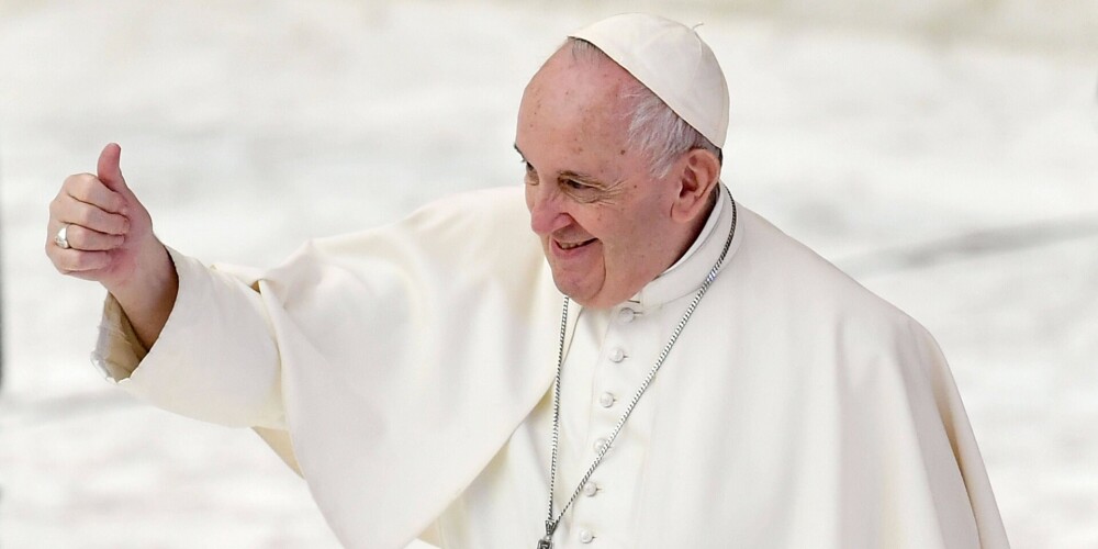 "Viņiem ir tiesības būt ģimenē" - pāvests Francisks publiski pauž atbalstu homoseksuālu pāru civilajām savienībām