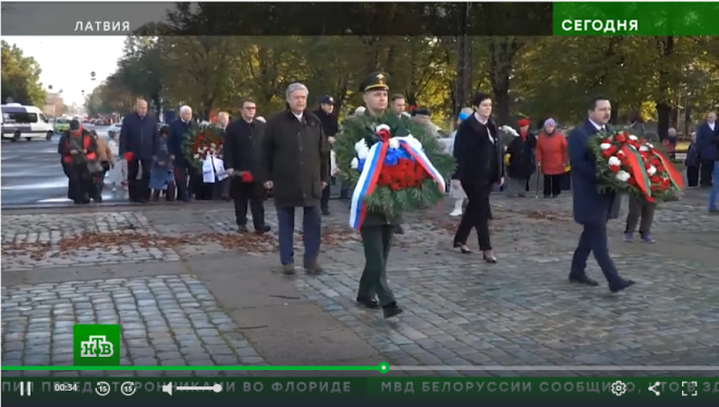 Krievijas militārais atašejs Latvijā Ruslans Ušakovs 13. oktobrī svinīgi noliek ziedus Uzvaras parkā, pieminot 1944. gada oktobra notikumus. Blakus viņam amata brālis, kurš pārstāv Baltkrieviju.