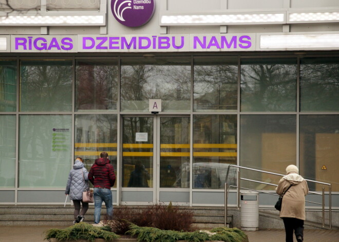 Ģimenei nepaspējot tikt līdz nodaļai, blakus Rīgas Dzemdību namam piedzimis puisītis