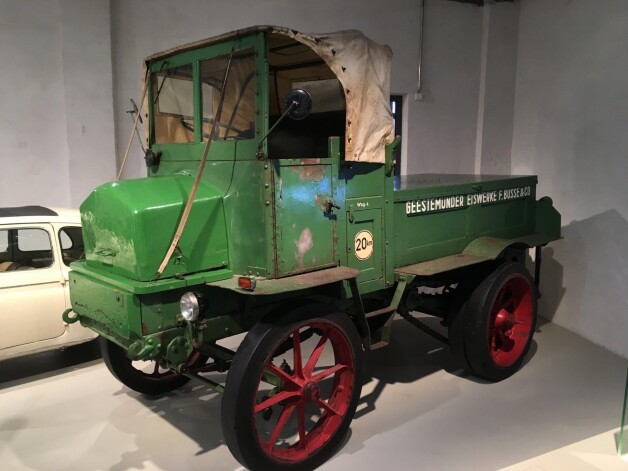 1935. gadā Vācijas uzņēmumā ražotais Hansa-Lloyd Works kravas elektromobilis tika izmantots Brēmenes zivju tirgū un nokalpoja līdz pat 1985. gadam, kad nonāca Berlīnes Tehnikas muzejā.