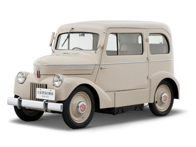 Japāņi bija vieni no retajiem, kas elektroautomobiļus ražoja uzreiz pēc Otrā pasaules kara. 1947. gadā radītais Nissan Tama auto ar vienu uzlādi varēja nobraukt 90 kilometrus.