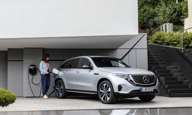 Vācu versija par mūsdienīgu elektromobili – Mercedes-Benz EQC. Latvijas tirgū vēl nav pieejams.