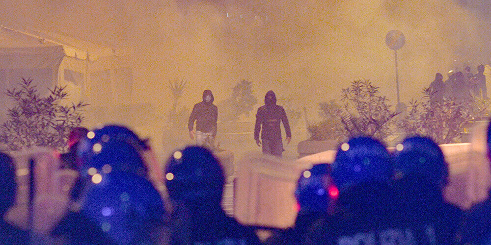 Dūmu sveces un asaru gāze: miermīlīgs protests pret Covid-19 ierobežojumiem Itālijā pāraug vardarbīgā sadursmē ar policiju