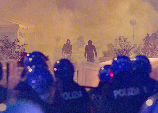 Dūmu sveces un asaru gāze: miermīlīgs protests pret Covid-19 ierobežojumiem Itālijā pāraug vardarbīgā sadursmē ar policiju