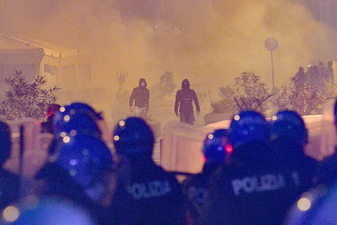 Sākotnēji miermīlīgais protests pārauga vardarbībā un sadursmēs ar policiju.