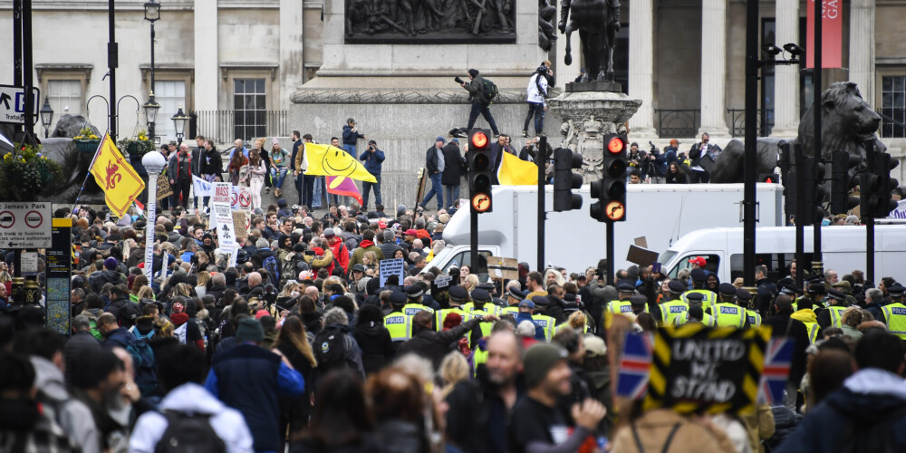 Londonā tūkstoši protestē pret Covid-19 krīzes ierobežojumiem