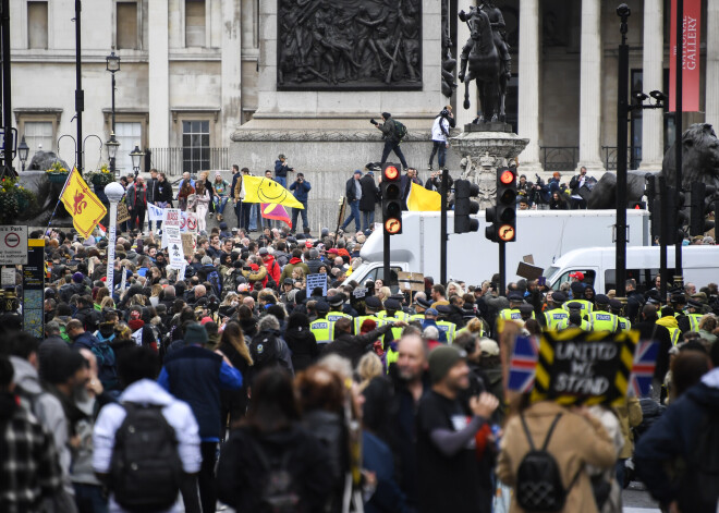 Londonā tūkstoši protestē pret Covid-19 krīzes ierobežojumiem