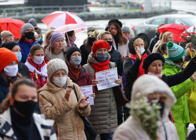 Minskā aizturētas vairākas sieviešu demonstrācijas dalībnieces