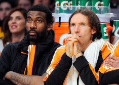 Amare Stademaijers (pa kreisi) un Stīvs Nešs savulaik veidoja vienu no draudīgākajiem duetiem NBA.