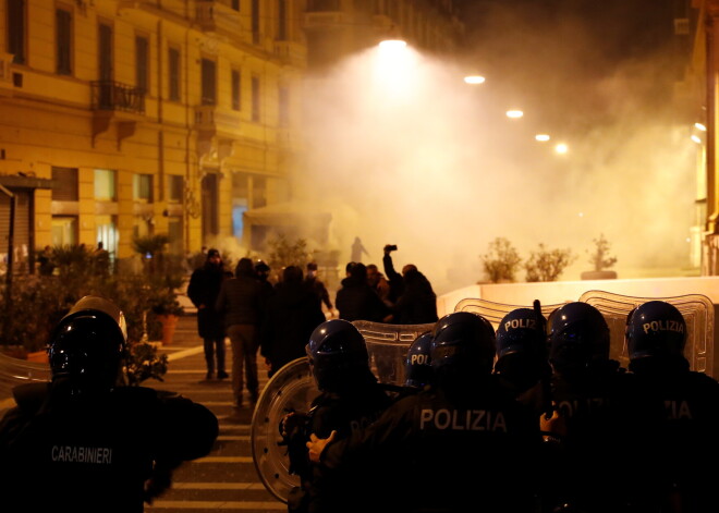 Neapoles iedzīvotāji izgāja ielās, lai protestētu pret valdības noteiktajiem jaunajiem Covid-19 ierobežojumiem, tačau tas pārauga vardarbībā un sadursmēs ar policiju.