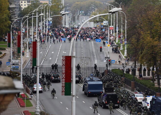 Minskā daudzi tūkstoši protestētāju pieprasa Lukašenko atkāpšanos