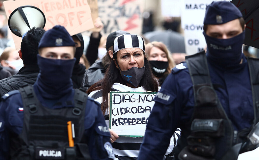 Polijā protestētāji pret abortu aizliegumu iesaistās sadursmēs ar policiju un apķēpā baznīcas