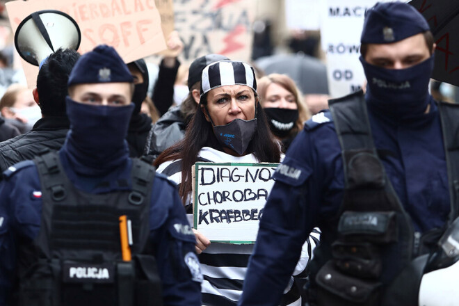 Cilvēki Krakovā protestē pret abortu aizliegumu.