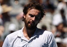 Ernests Gulbis Nursultanā piedzīvoja ļoti nepatīkamu neveiksmi.