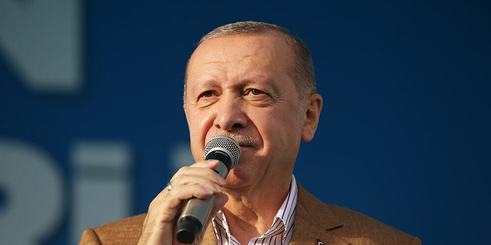 Erdogans vēršas pie turkiem un aicina viņus boikotēt franču preces