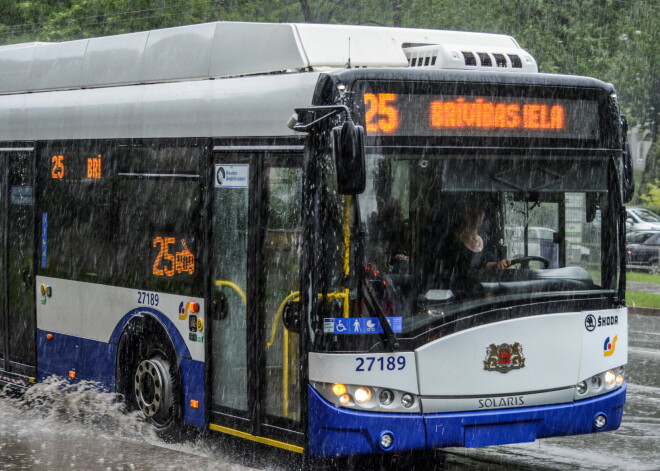 Iekāpšana un izkāpšana Rīgas sabiedriskajā transportā notiks tikai pa vidējām un aizmugures durvīm