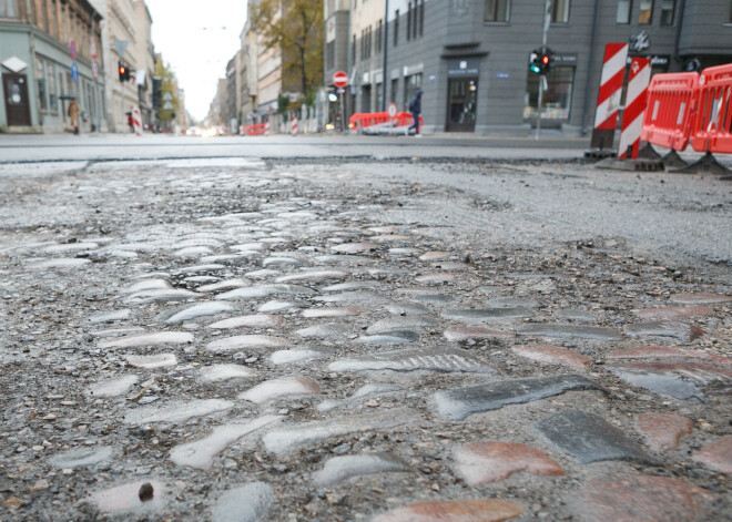 FOTO: zem vecā asfalta Bruņinieku ielā atklājies vecais bruģis. Kas ar to notiks?