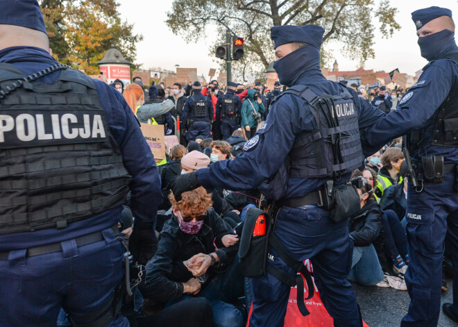 Polijā protesti pret abortu aizliegumu pāraug sadursmēs ar policiju