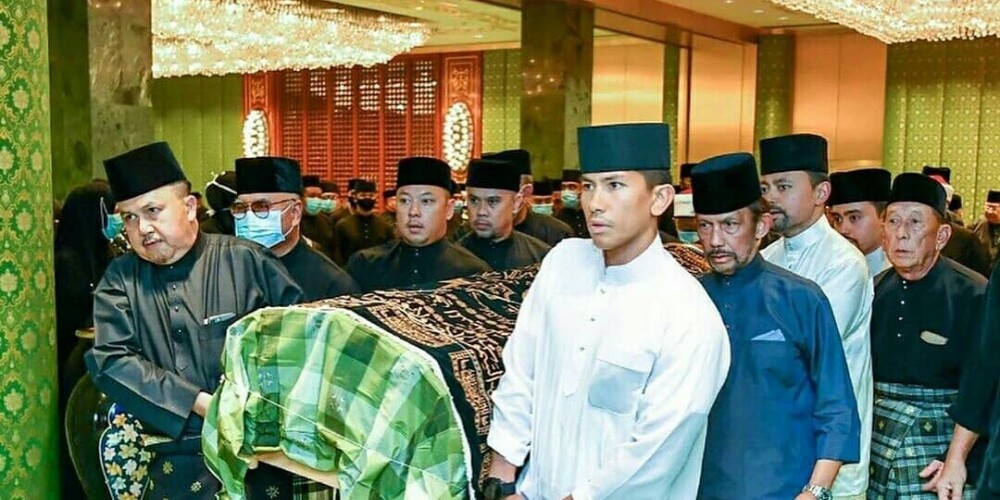 Notikušas Brunejas prinča bēres; ģimene publisko atvadu mirkļus