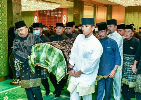 Notikušas Brunejas prinča bēres; ģimene publisko atvadu mirkļus