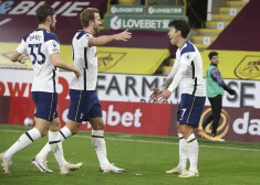 Totenhemas "Hotspur" futbolisti priecājas par vārtu guvumu.