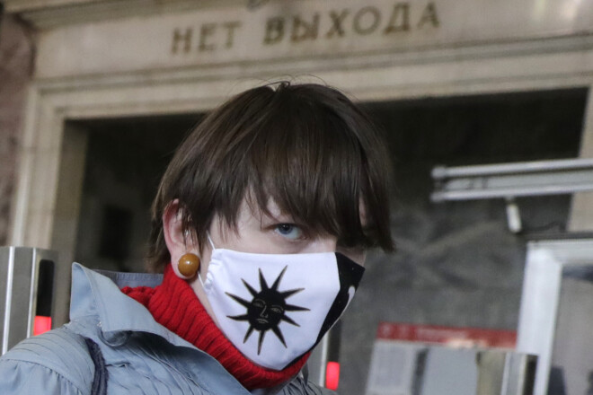 Pasažieris sejas maskā pie Maskavas metro stacijas "Belorusskaja". Sejas maskas sabiedriskajā transportā un citās publiskās vietās šobrīd ir jānēsā obligāti.