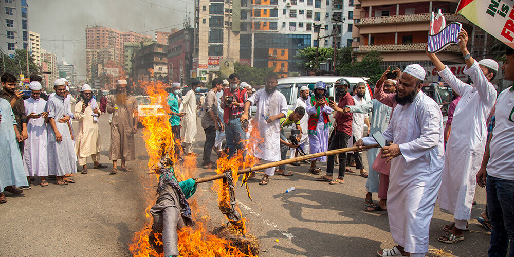 Bangladešā protestētāji dedzina Makrona lelli un pieprasa boikotēt franču preces