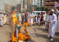 Bangladešā protestētāji dedzina Makrona lelli un pieprasa boikotēt franču preces