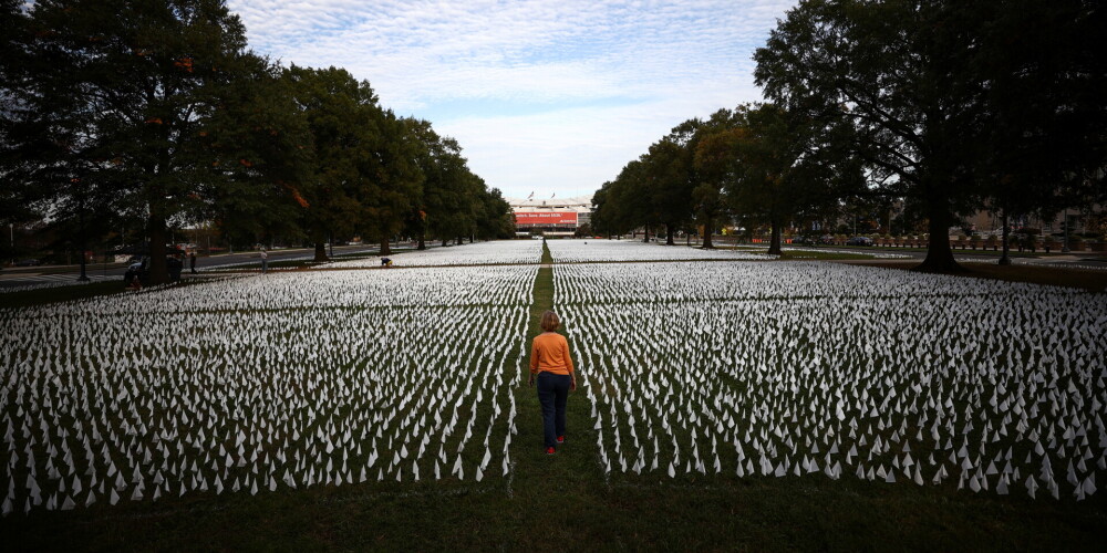 Baltu karodziņu jūra Covid-19 upuru piemiņai - māksliniece rada sirsnīgu instalāciju "Amerikā: kā gan tas varēja notikt"