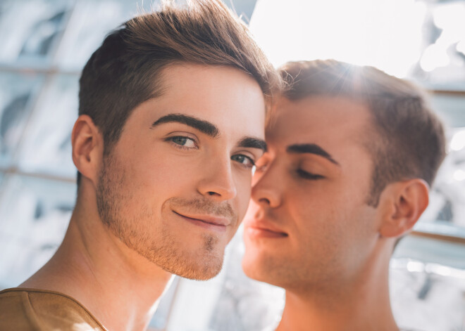 Латвиец возмущен рекламой, где мужчины ласкают друг друга