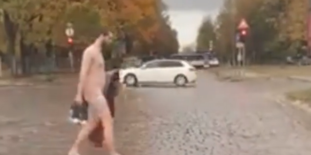 Видео: в Торнякалнсе гуляет голый мужчина