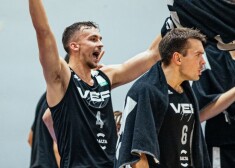 Kristers Zoriks (pa kreisi) ir viens no jaunajiem basketbolistiem "VEF Rīga" rindās, kuram šī varētu būt izrāviena sezona.