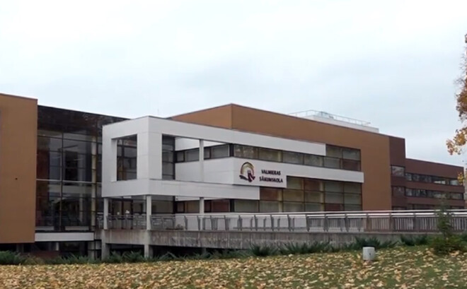 Valmieras sākumskola bijusi viena no pirmajām izglītības iestādēm Valmierā, kas konstatējusi – skolā smēķē flomāsteriem līdzīgu elektronisko cigareti.