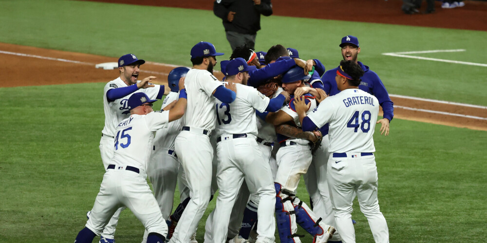  "Dodgers" beisbolisti līksmo pēc triumfa.