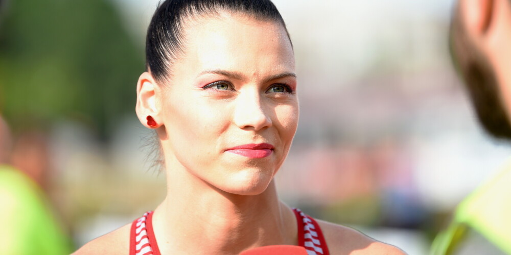 Sindija Bukša (dzimusi 1997. gada 14. decembrī Valmierā ir latviešu vieglatlēte, lielmeistare. Pašlaik ir Latvijas vadošā sprintere, 2019. gada janvārī saņēmusi Latvijas Gada vieglatlētes balvu. Startē īsajās (sprinta) distancēs, pamata distance ir 200 m, Latvijas rekordiste 100 metros.