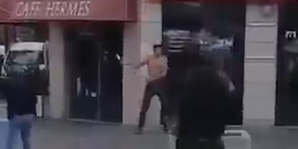 VIDEO: aculiecinieki Nicā nofilmējuši, kā policisti aiztur teroristu, kurš baznīcā nogalināja 3 cilvēkus