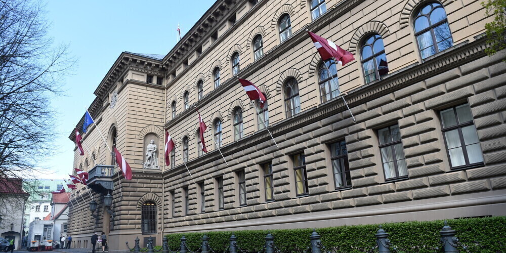 Сейм Латвии (латыш. Saeima) — однопалатный парламент Латвии, состоит из 100 депутатов, избираемых гражданами Латвии по 5 округам — Рижскому, Видземскому, Латгальскому, Земгальскому и Курземскому. Установленная периодичность выборов — раз в 4 года (до Шестого Сейма — раз в 3 года), выборы проходят в первую субботу октября (кроме выборов Пятого Сейма и внеочередных выборов Одиннадцатого). Система выборов — пропорциональная. Для участия в распределении мест список должен преодолеть 5 % барьер (до выборов 1993 года барьера не было). Председатель Сейма, начиная с 12 созыва — Инара Мурниеце из фракции Национальное объединение.