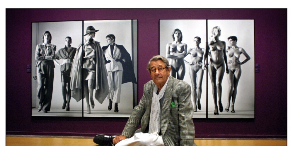 Helmuts Ņūtons uz diptiha "Viņas nāk" fona savā izstādē galerijā Barbican, 2002.