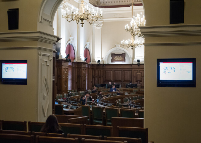 Saeimas deputātus mudina veikt testus, jo ir aizdomas par plašāku Covid-19 izplatību