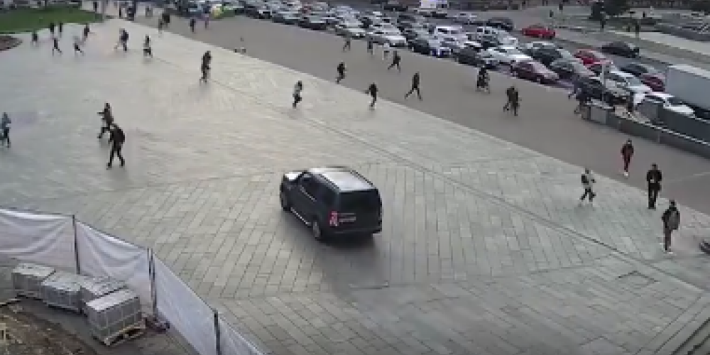 VIDEO: Kijevas centra laukumā autovadītājs iebrauc gājēju pūlī; ir bojāgājušie