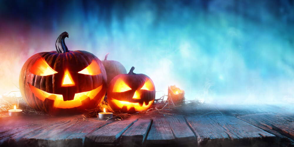 Хэ́ллоуи́н (или Хе́ллоуи́н; англ. Halloween, All Hallows' Eve или All Saints' Eve) — современный международный праздник, восходящий к традициям древних кельтов Ирландии и Шотландии, история которого началась на территории современных Великобритании и Северной Ирландии. Отмечается каждый год 31 октября, в канун Дня всех святых. Хэллоуин традиционно празднуется в Западной Европе и Америке, хотя официальным выходным днём не является. С конца XX века, в ходе процесса глобализации, мода на атрибутику Хэллоуина возникла также в большинстве стран Восточной Европы и в СНГ. Хэллоуин неформально отмечается в некоторых других странах, имеющих тесные культурные связи с США или Великобританией, например, в Японии, Южной Корее, Сингапуре, Австралии и Новой Зеландии, в ряде островных стран Океании.