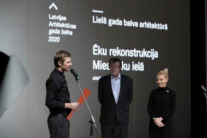 Par Latvijas Arhitektūras Lielās gada balvas laureātu, saņemot augstāko apbalvojumu nozarē, šogad atzīta Ēku rekustrukcija Miesnieku ielā un tās autori SIA "ARHIS Arhitekti".
